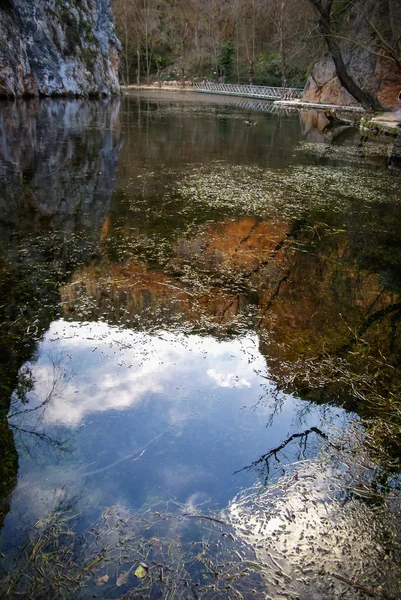 Refleksje w jeziorze w Monasterio de Piedra — Zdjęcie stockowe