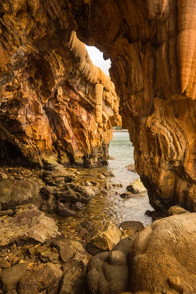 Formazioni rocciose sulla spiaggia di Loutra Edipsou — Foto Stock