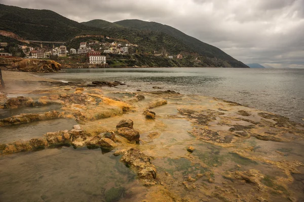 Thermale bronnen op het strand in Loutra Edipsou — Stockfoto