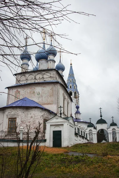 Белая каменная церковь в Палехе — стоковое фото