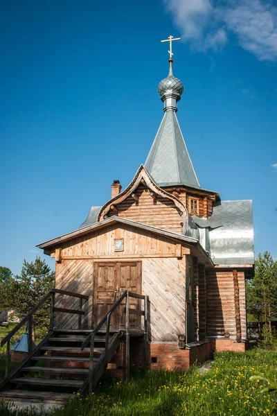 Pequeña iglesia de madera en Sergeevo — Foto de Stock