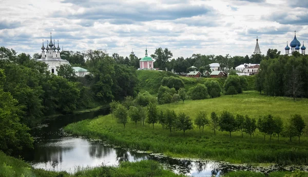 Iglesia de piedra blanca en Suzdal — Foto de Stock