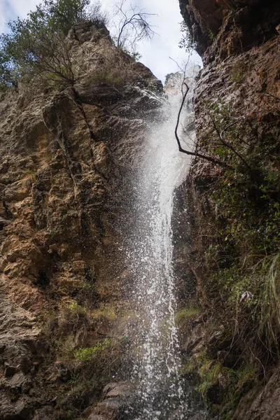 Paesaggio con cascata nella gola di Vouraikos — Foto Stock