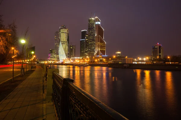 Vista nocturna de la ciudad de Moscú — Foto de Stock