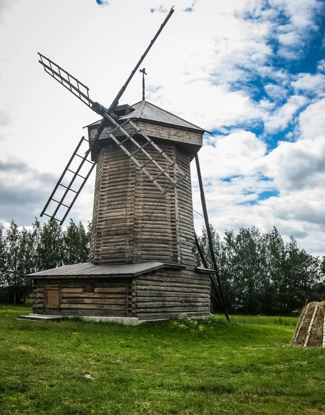 Molino de viento de madera en Suzdal —  Fotos de Stock