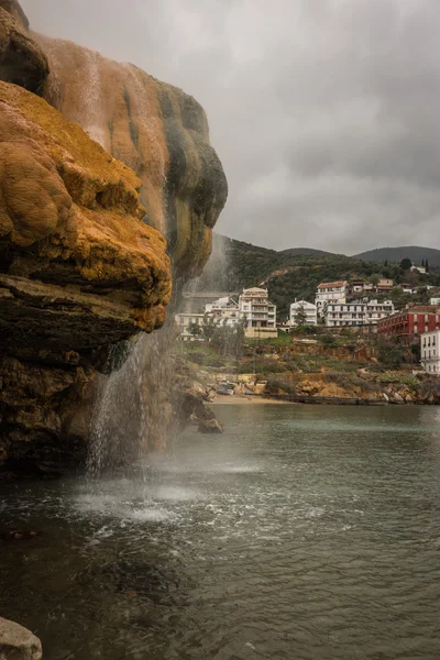 Termiska vattenfall på stranden i Loutro Edipsou — Stockfoto