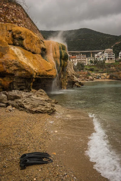 Cachoeiras térmicas na praia em Loutro Edipsou — Fotografia de Stock