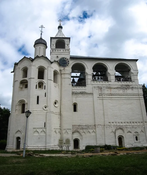 Белая каменная церковь Суздаля — стоковое фото