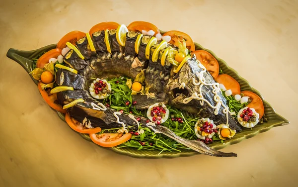 Limon ve domates ile dekore edilmiş mersin balığı — Stok fotoğraf