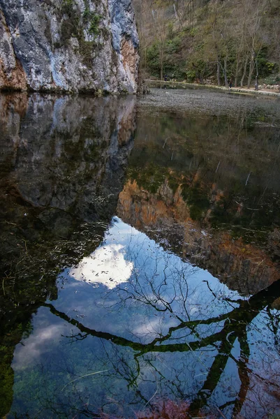 Réflexions dans le lac à Monasterio de Piedra — Photo