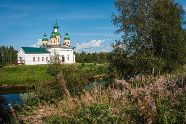 Vita kyrkan på stranden av floden — Stockfoto