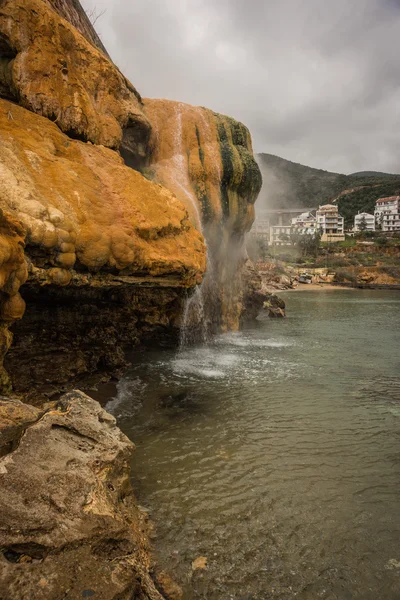 Cachoeiras térmicas na praia em Loutro Edipsou — Fotografia de Stock