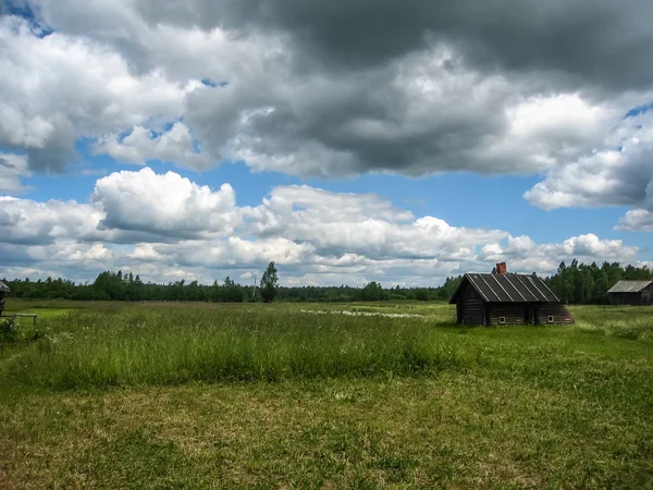 村の家のある風景します。 — ストック写真