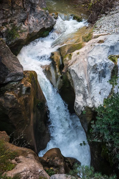 Landschap met waterval in vouraikos kloof — Stockfoto