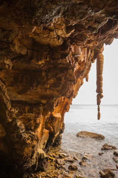 Formations rocheuses sur la plage de Loutra Edipsou — Photo