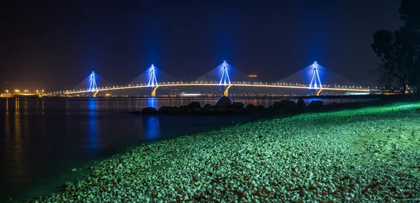Ночью мост Рио-Антирио — стоковое фото
