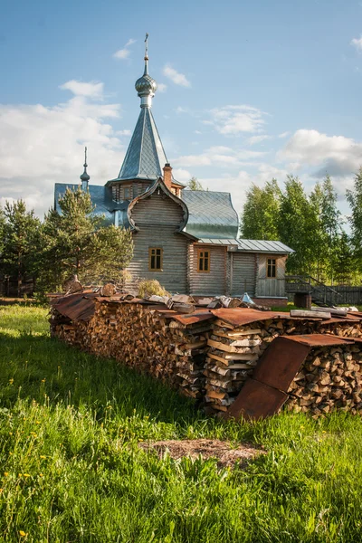 Pequena igreja de madeira em Sergeevo — Fotografia de Stock