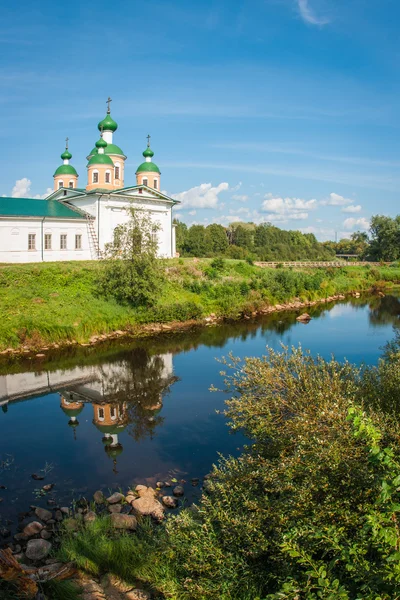White church on the bank of the river — Stock Photo, Image