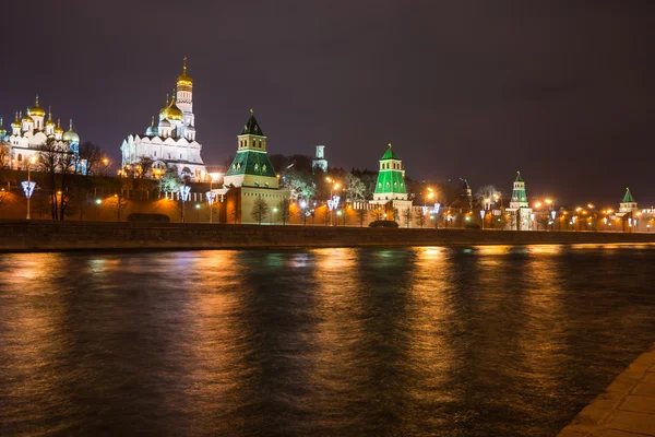 Nachtansicht des Kreml über den Fluss — Stockfoto
