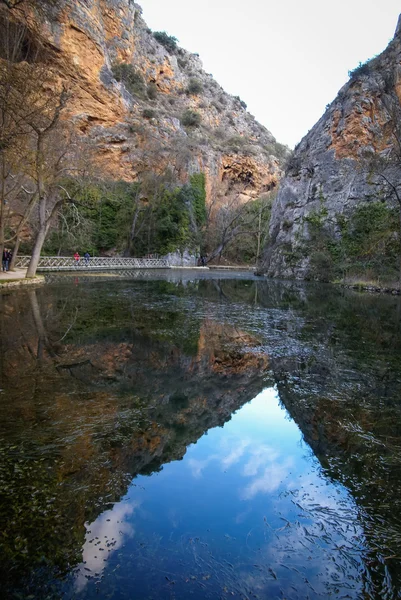 Réflexions dans le lac à Monasterio de Piedra — Photo