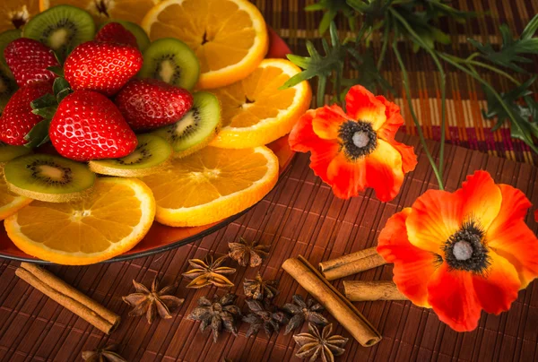 Meyve natürmort haşhaş ile