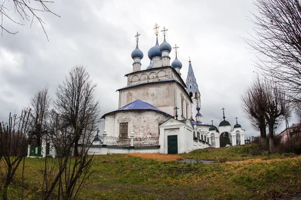 Белая каменная церковь в Палехе — стоковое фото