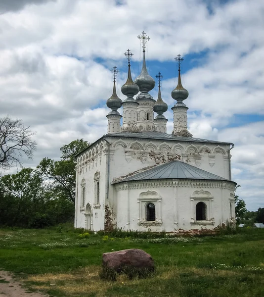 Белая каменная церковь Суздаля — стоковое фото