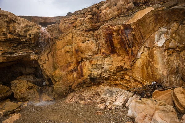 Thermische watervallen op het strand in Loutro Edipsou — Stockfoto