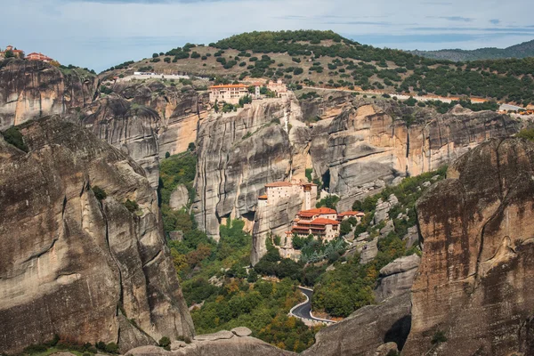 Uitzicht op de bergen en de kloosters van Meteora — Stockfoto