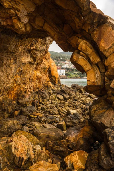 Formações rochosas na praia em Loutra Edipsou — Fotografia de Stock