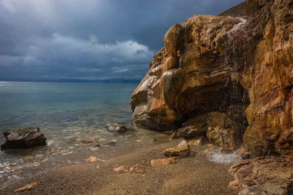 Thermal waterfalls on the beach in Loutro Edipsou — Stock Photo, Image