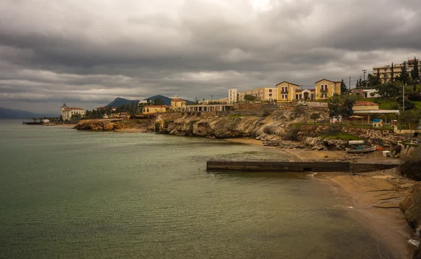 Stadsbilden på stranden i loutra edipsou — Stockfoto