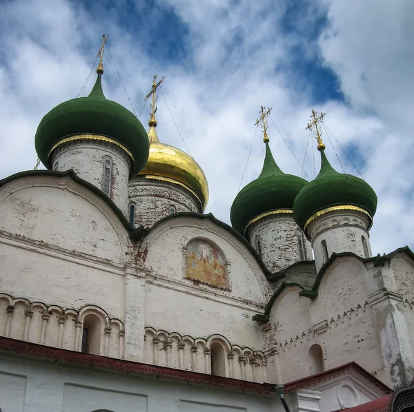 Белая каменная церковь Суздаля — стоковое фото
