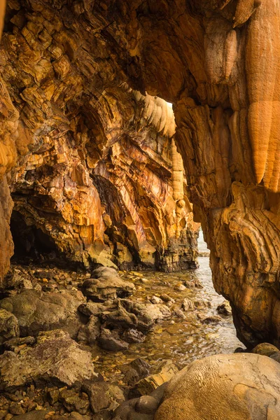 Formazioni rocciose sulla spiaggia di Loutra Edipsou — Foto Stock