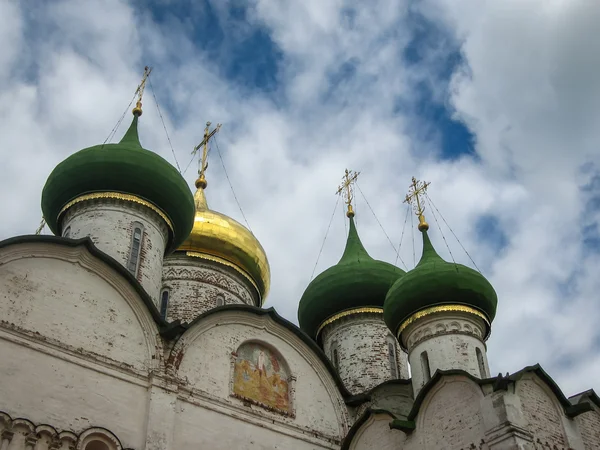 Λευκή πέτρινη εκκλησία σε Suzdal — Φωτογραφία Αρχείου