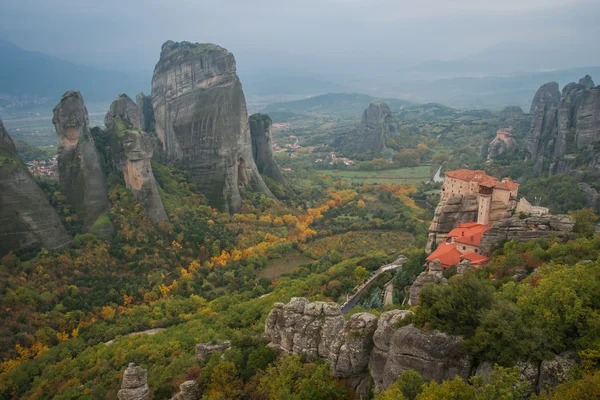 Udsigt over bjerge og klostre i Meteora - Stock-foto