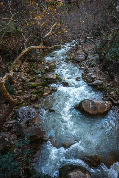 Paisagem com cachoeira no desfiladeiro de Vouraikos — Fotografia de Stock