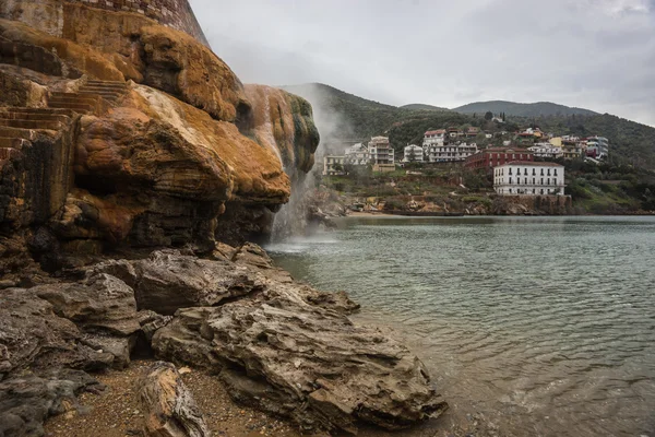 Cascadas termales en la playa de Loutro Edipsou — Foto de Stock