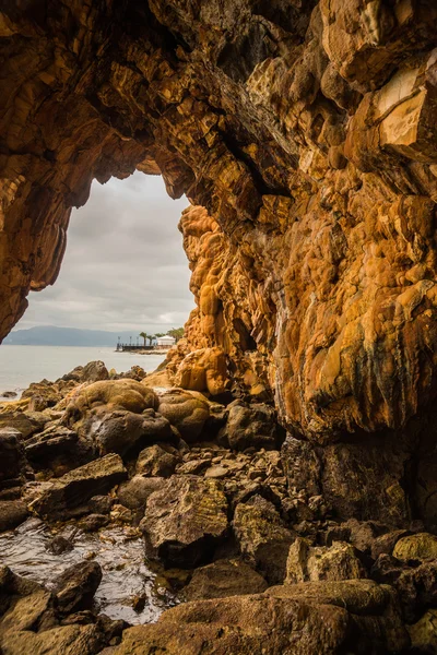 Formaciones rocosas en la playa de Loutra Edipsou — Foto de Stock