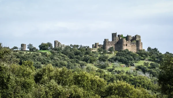 Ruinerna av ett slott på Salvatiera de los Barros — Stockfoto