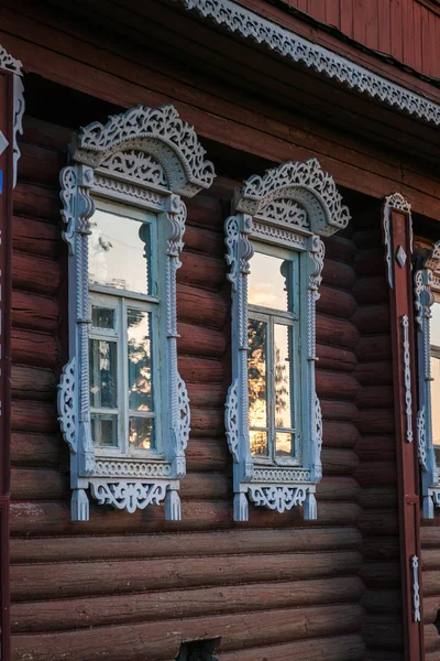 Dorfhausfenster mit Zierleisten — Stockfoto