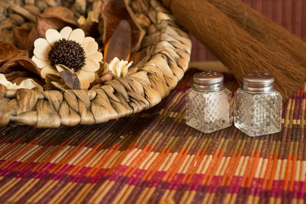 Sal, pimienta y especias en la mesa — Foto de Stock