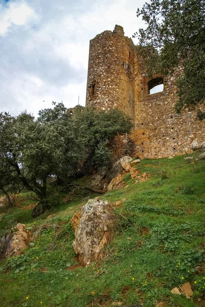 Ruinen einer Burg bei salvatiera de los barros — Stockfoto