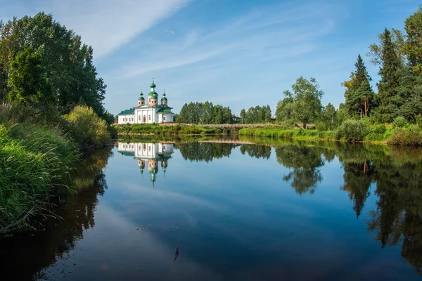 Vita kyrkan på stranden av floden — Stockfoto