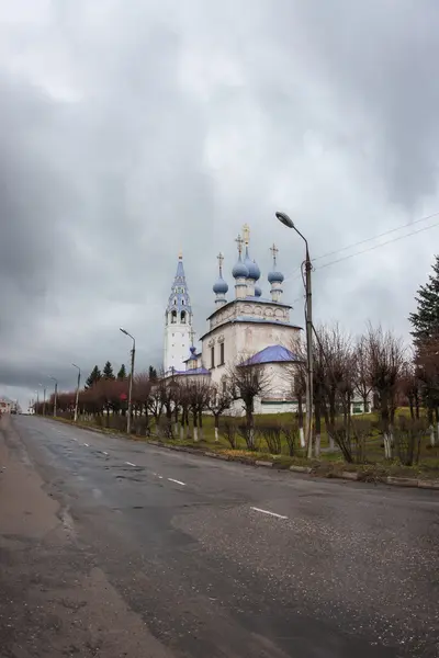 Белая каменная церковь в Палехе — стоковое фото