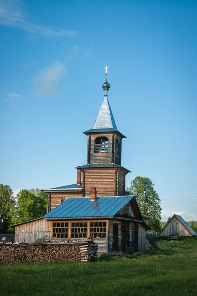 Mały drewniany kościółek w Sergeevo — Zdjęcie stockowe