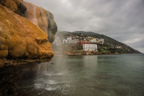 Thermische watervallen op het strand in Loutro Edipsou — Stockfoto