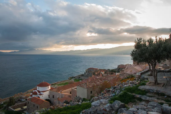 Paisaje urbano en la ciudad medieval de Monemvasia — Foto de Stock