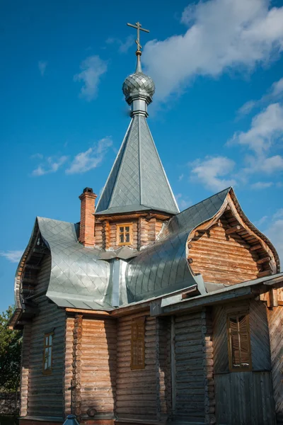 Pequeña iglesia de madera en Sergeevo —  Fotos de Stock