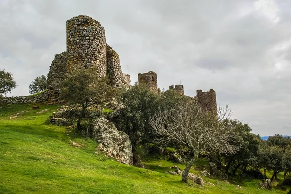 Ruinen einer Burg bei salvatiera de los barros — Stockfoto